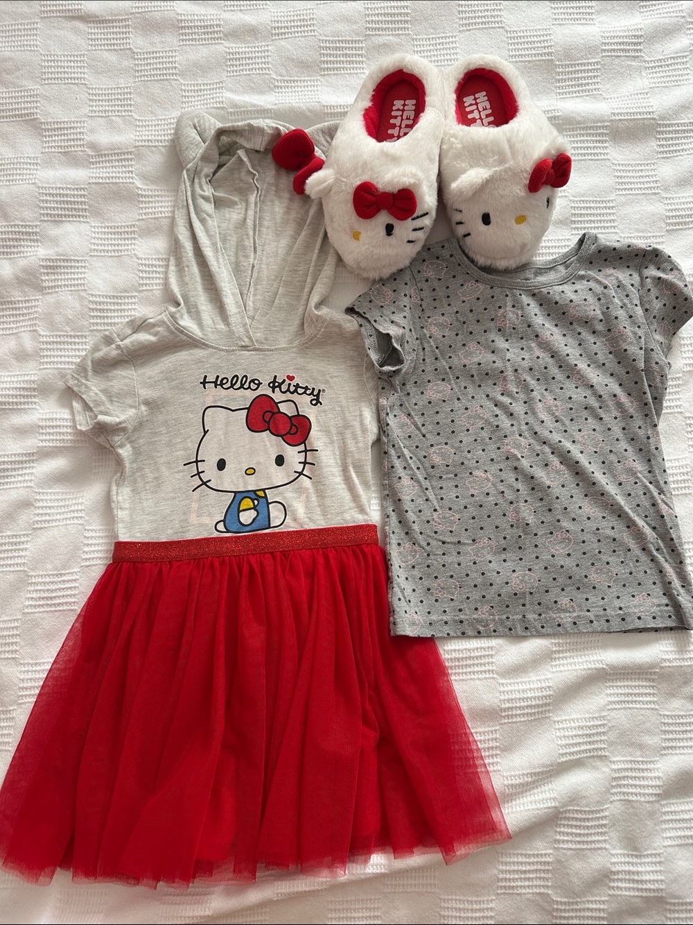 Hello Kitty Bundle! Dress, t-shirt and Plush Slippers
